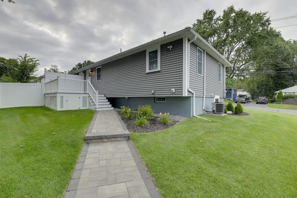 3 Mi to Minute Man NHP: 'Summer St Retreat' + Deck House in Lexington