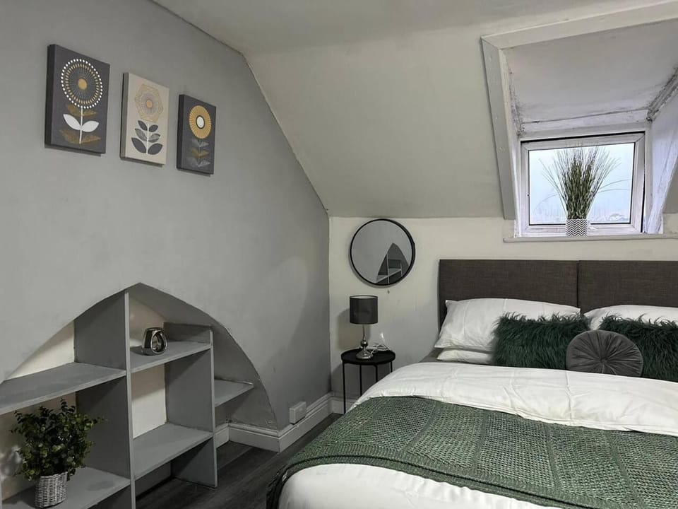 Photo of the whole room, Bedroom