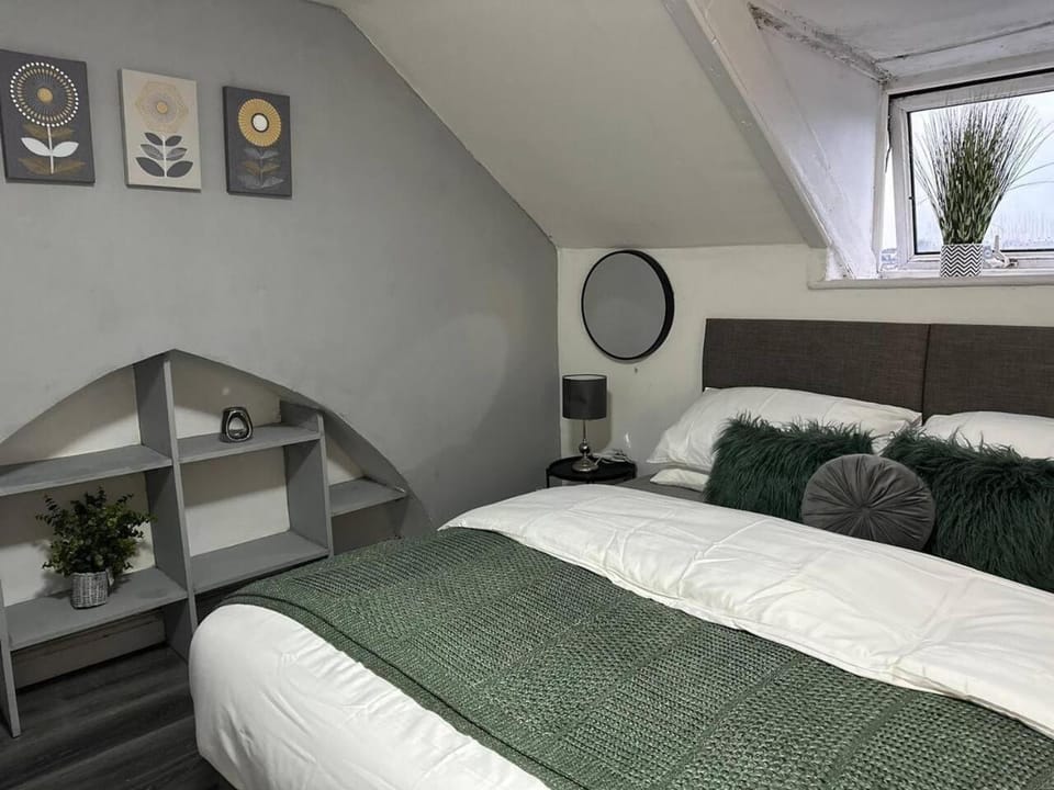 Photo of the whole room, Bedroom