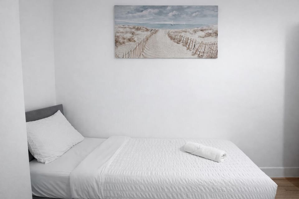 4-Bed House in Enfield- Sleeps 8- Private garden House in Enfield