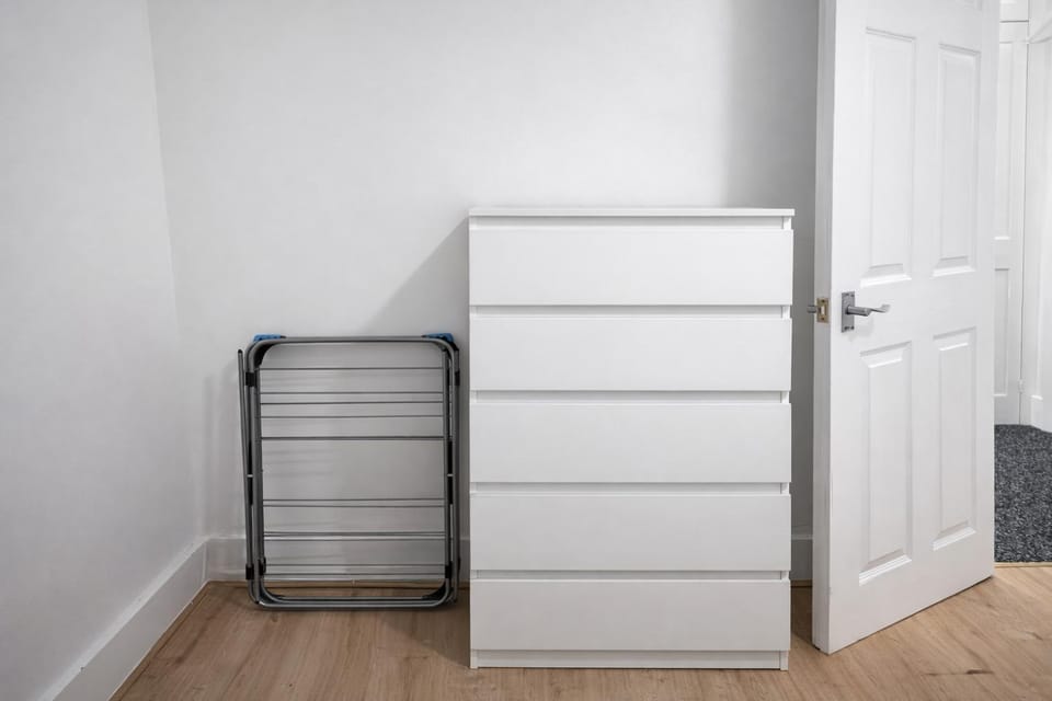 4-Bed House in Enfield- Sleeps 8- Private garden House in Enfield