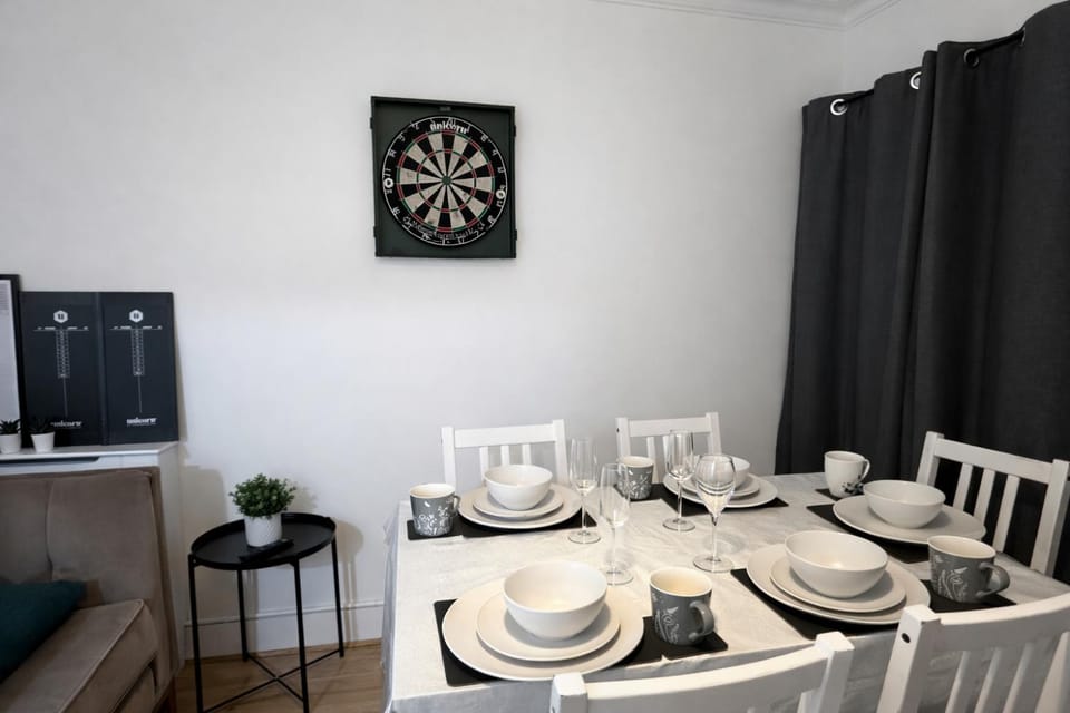 4-Bed House in Enfield- Sleeps 8- Private garden House in Enfield