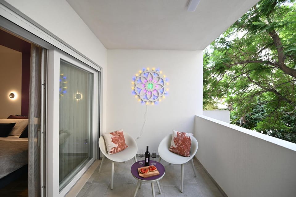 Patio, Spring, Day, Garden, View (from property/room), Balcony/Terrace, Living room, Seating area, Dining area, Garden view, Inner courtyard view