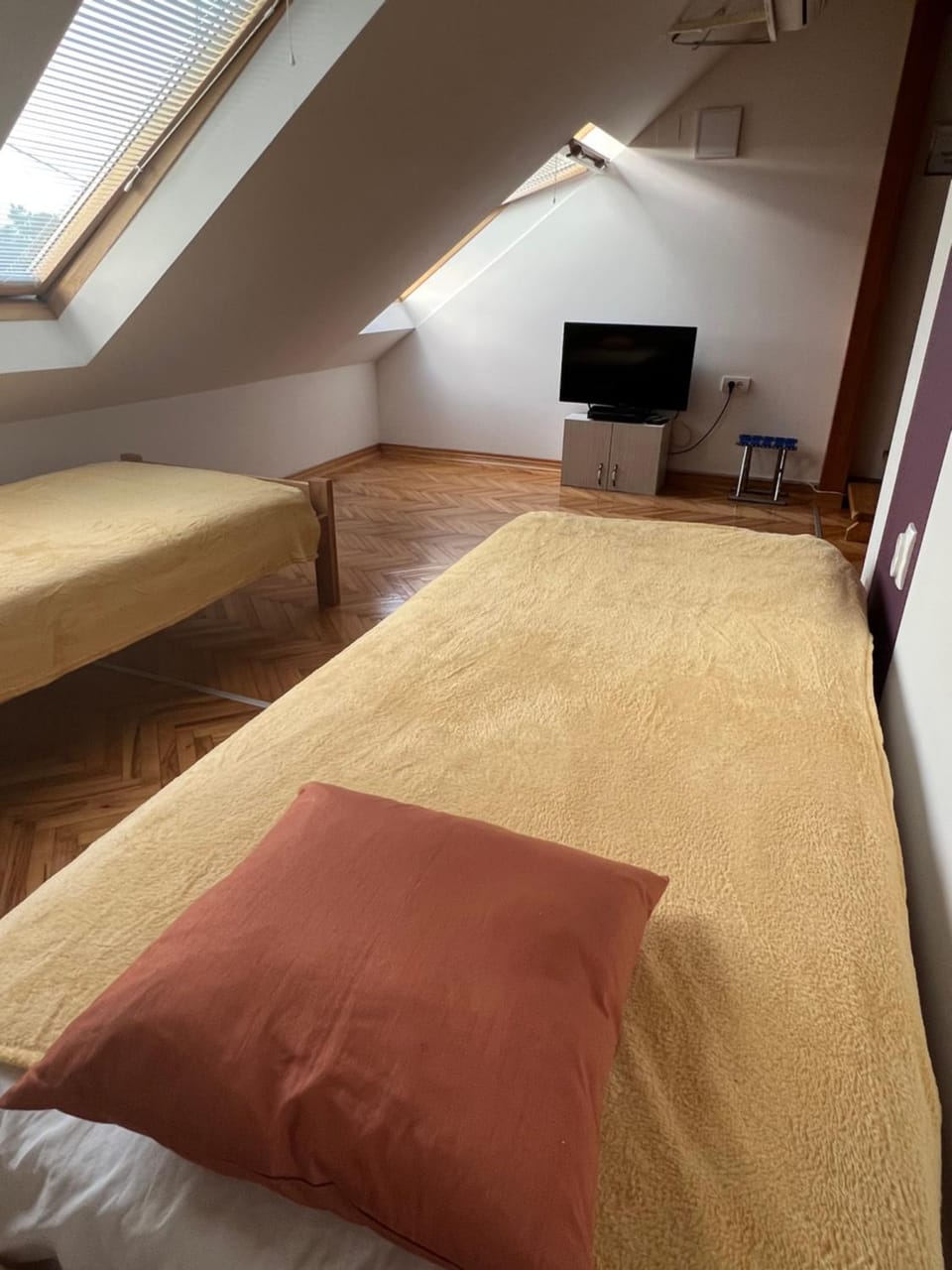 Bed, TV and multimedia, Photo of the whole room