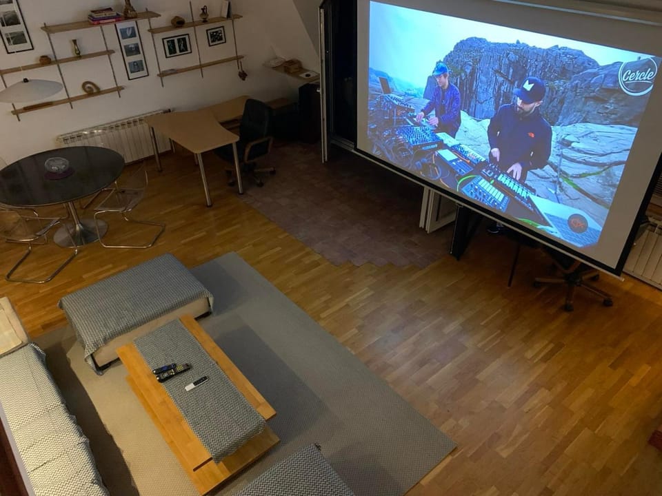 Communal lounge/ TV room, TV and multimedia, Living room, Seating area, Evening entertainment