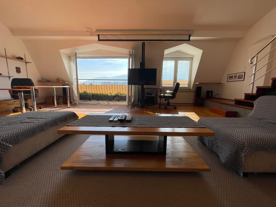 TV and multimedia, Living room, Seating area, Evening entertainment