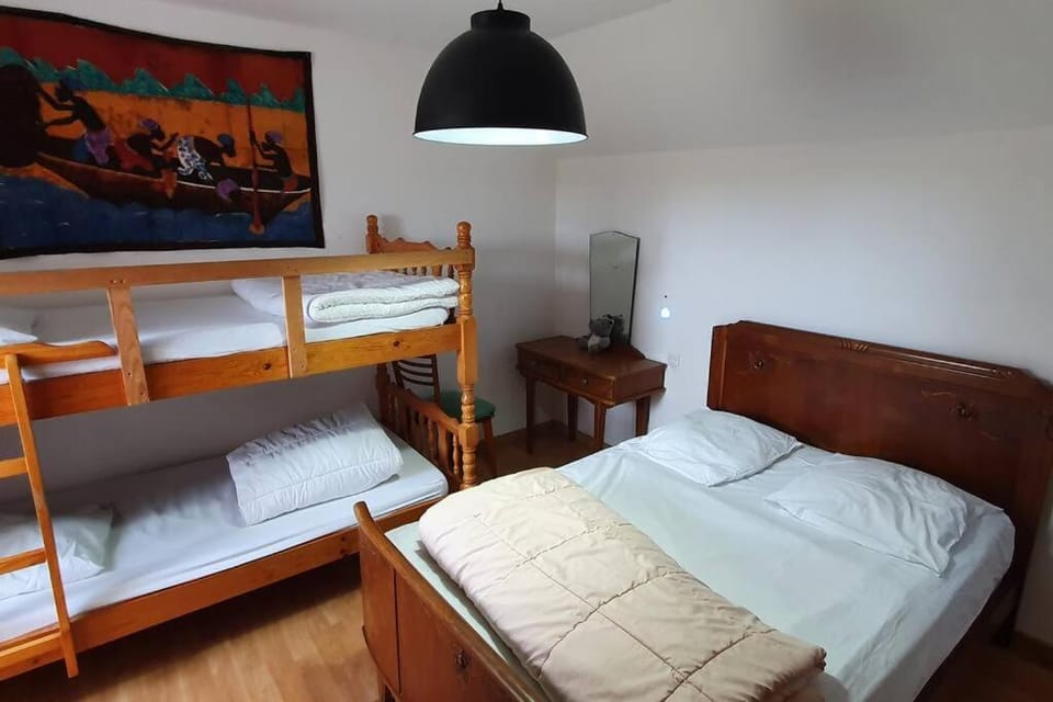 Bedroom, bunk bed
