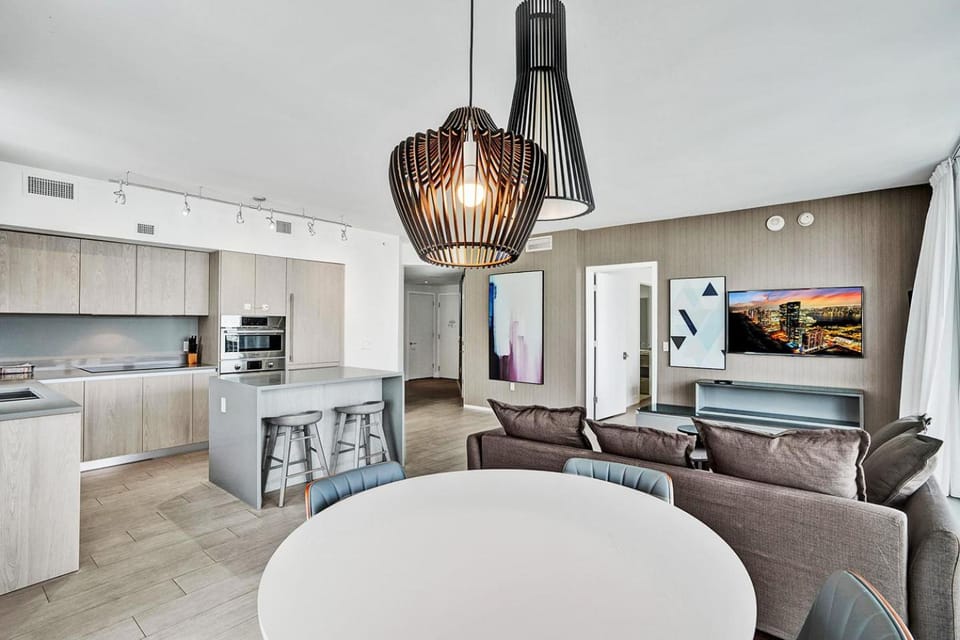 TV and multimedia, Kitchen or kitchenette, Living room, Seating area, Dining area