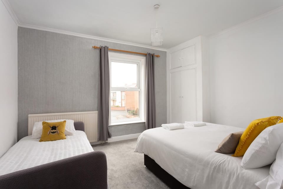 Lovely city town house with free parking sleeps 2 to 6 guests House in York