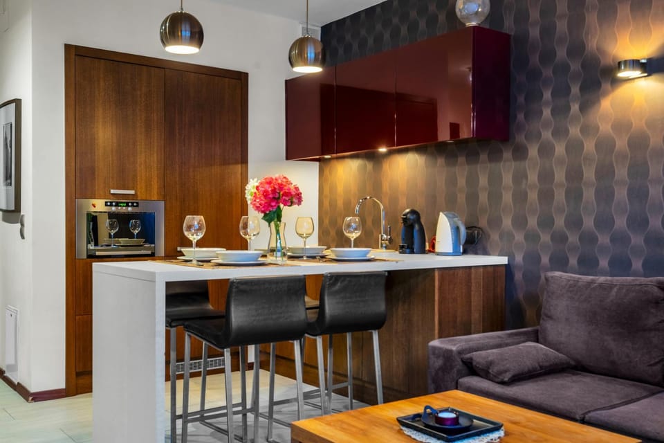 Coffee/tea facilities, Kitchen or kitchenette, Dining area, minibar