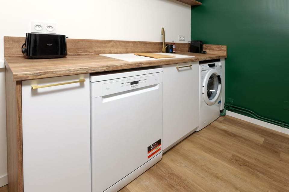 Kitchen or kitchenette, minibar, stove, washing machine