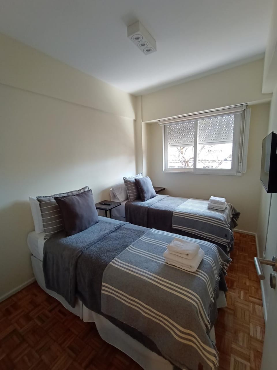 Bed, TV and multimedia, Photo of the whole room, Bedroom