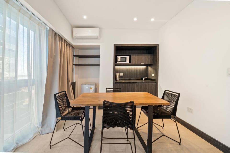 Kitchen or kitchenette, Seating area, Dining area, minibar
