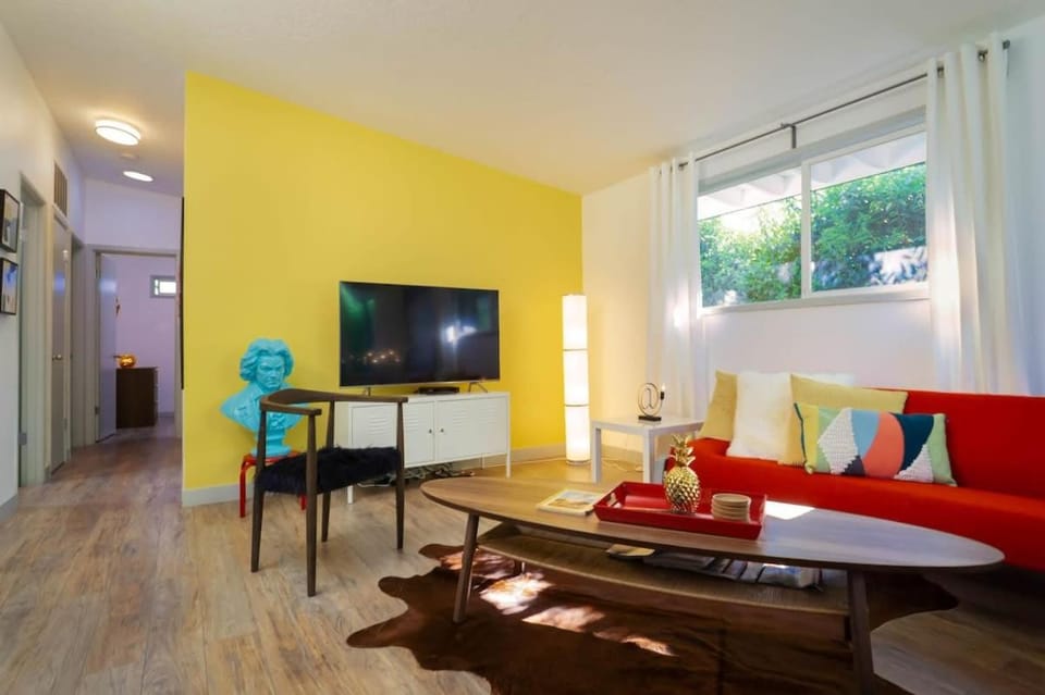 #StayinMyDistrict Modern Mid-Century Retreat House in Beaverton