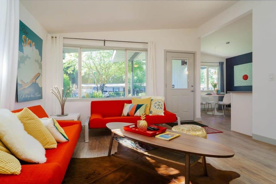 #StayinMyDistrict Modern Mid-Century Retreat House in Beaverton