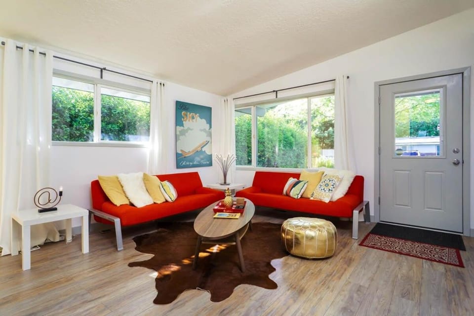 #StayinMyDistrict Modern Mid-Century Retreat House in Beaverton