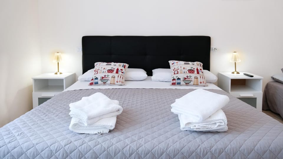 Bed, TV and multimedia, Bedroom, towels