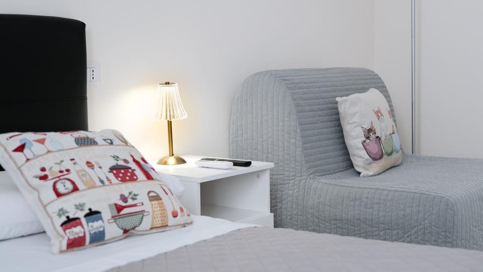 Bed, Seating area, Bedroom