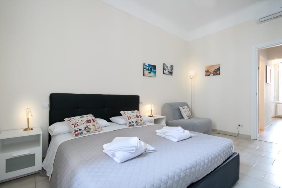Bed, TV and multimedia, Seating area, Bedroom