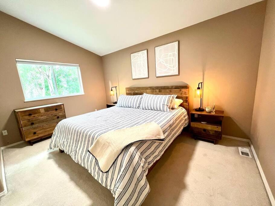 Contemporary Turnagain Townhome House in Spenard