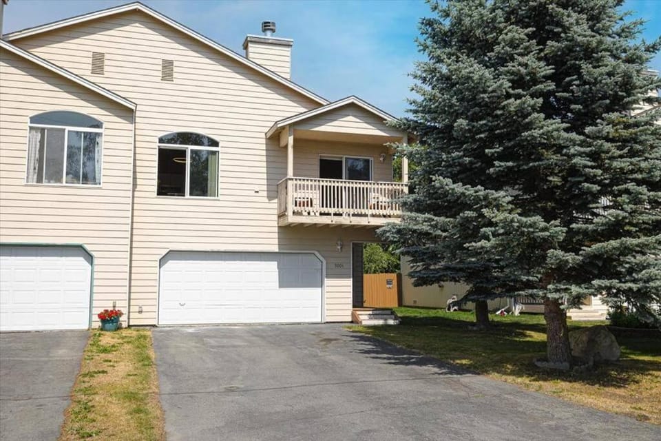 Contemporary Turnagain Townhome House in Spenard