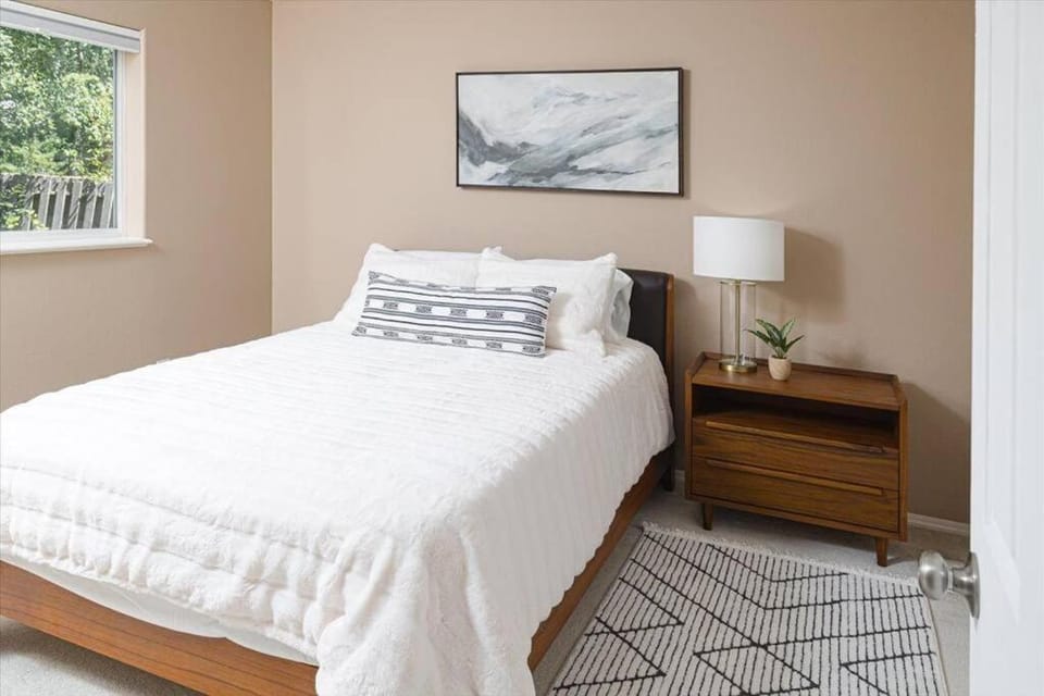 Contemporary Turnagain Townhome House in Spenard