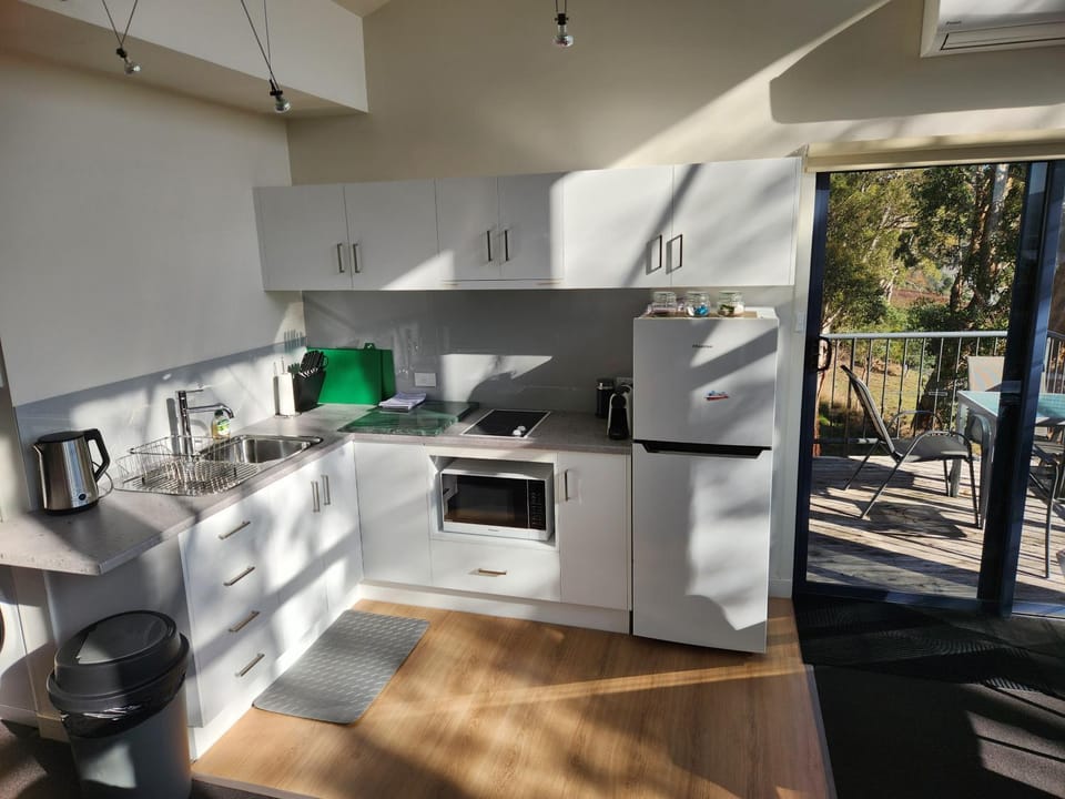 Coffee/tea facilities, Kitchen or kitchenette, oven, stove, toaster