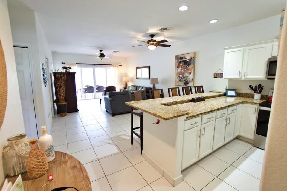 Kitchen or kitchenette, Dining area, minibar