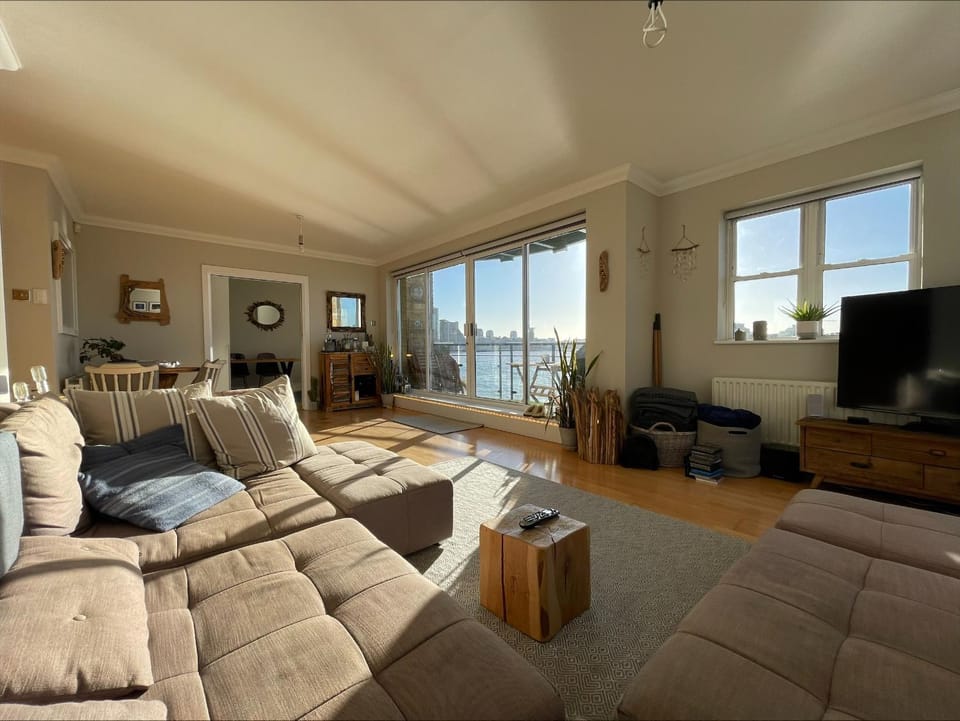 Luxury Riverside Apartment with Balcony and City views Apartment in London Borough of Southwark