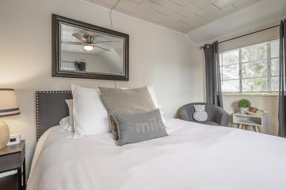 Bed, Bedroom, fireplace