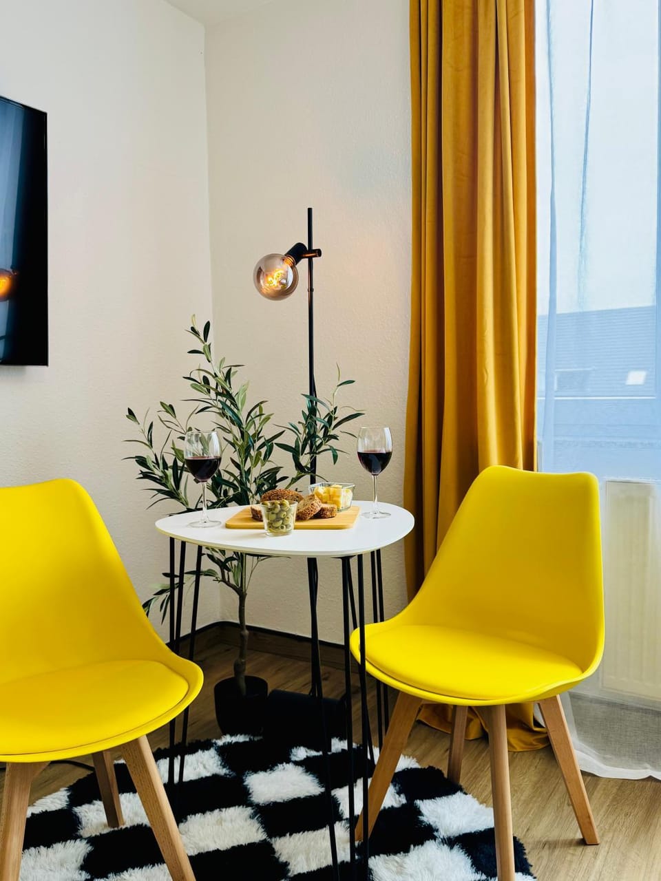 Black&Yellow Apartment Bielefeld 24h Check in WLAN Parkplatz ÖPNV Apartment in Bielefeld