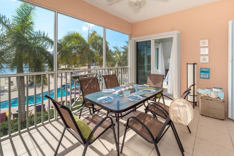 Balcony/Terrace, Seating area, Dining area, Pool view