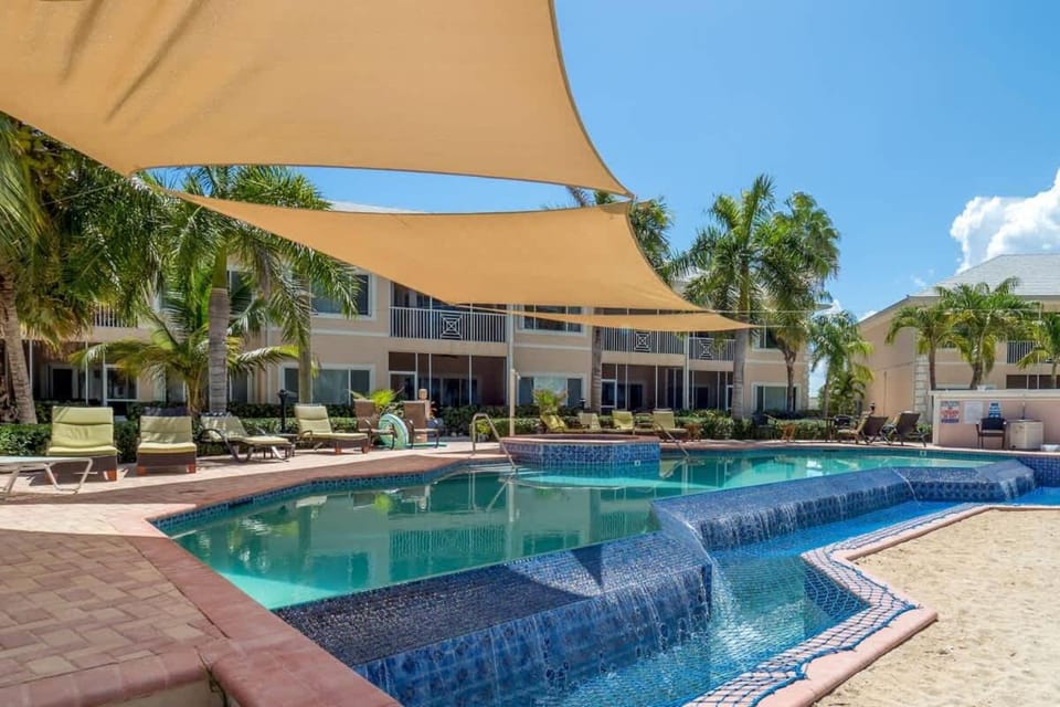 Property building, Pool view, Swimming pool, sunbed