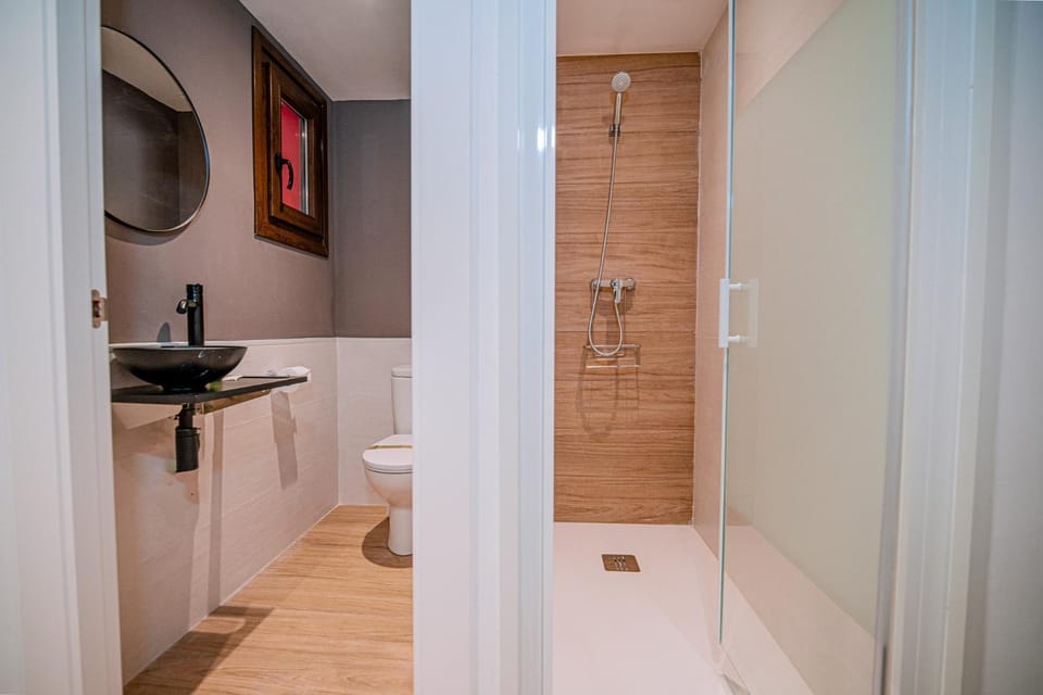 Shower, Toilet