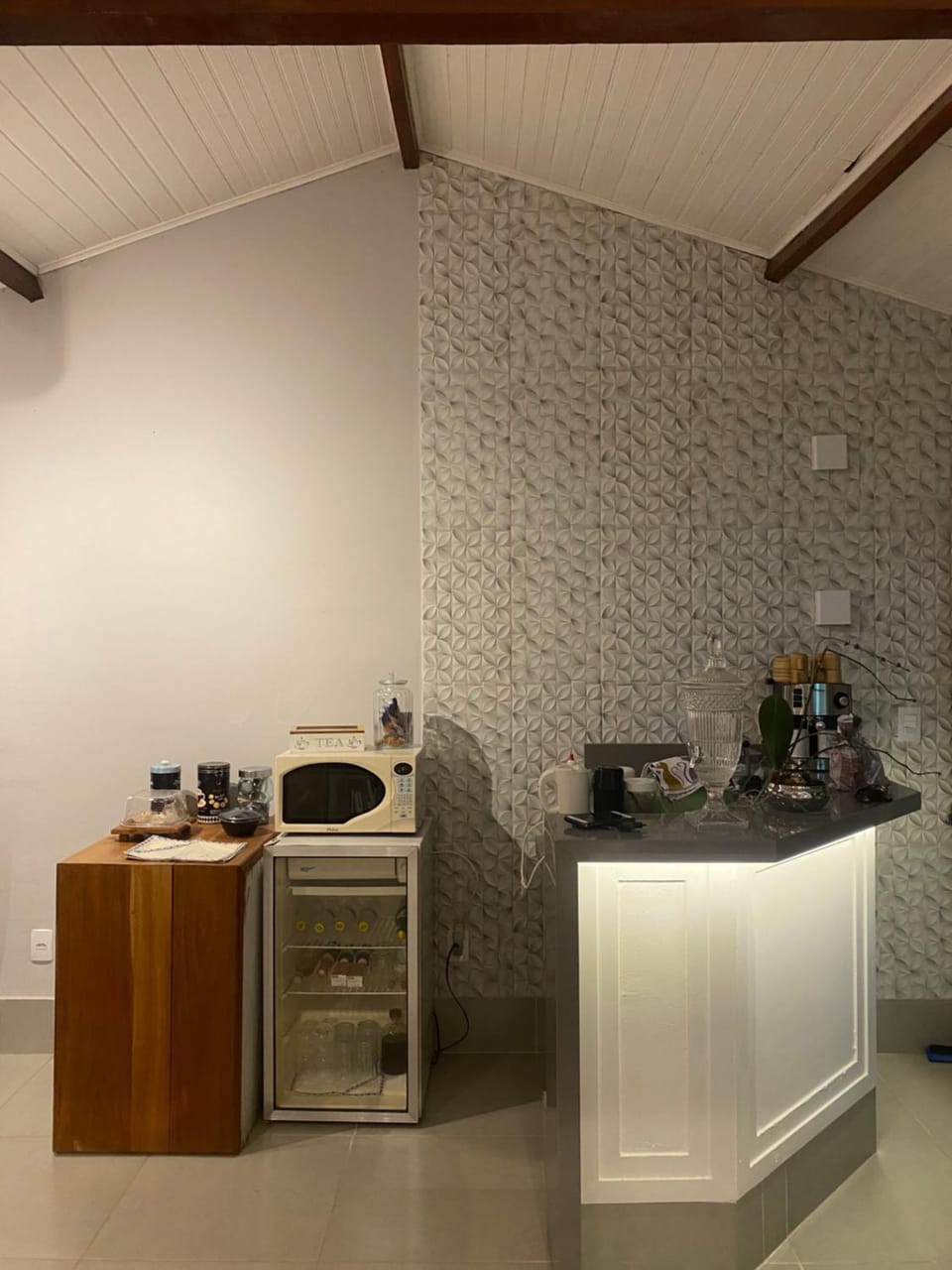 Kitchen or kitchenette, minibar
