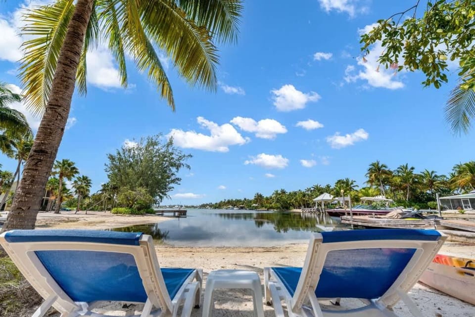 Lake view, sunbed