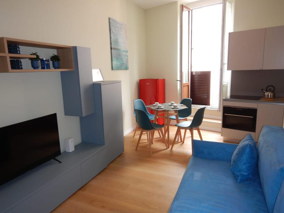 TV and multimedia, Living room, Seating area, Dining area