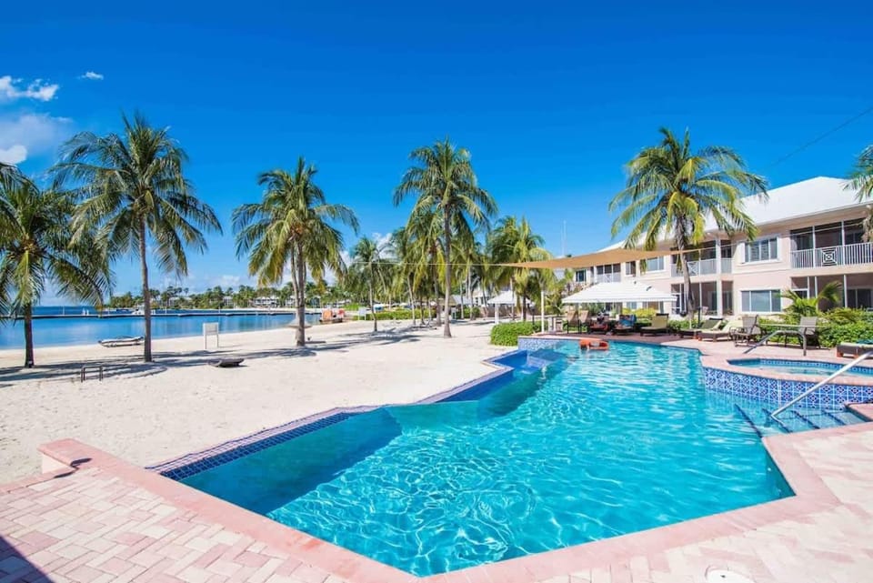 Property building, Pool view, Sea view, Swimming pool, sunbed