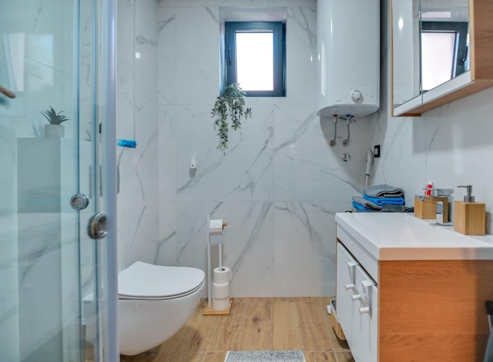 Shower, Toilet, Bathroom, towels