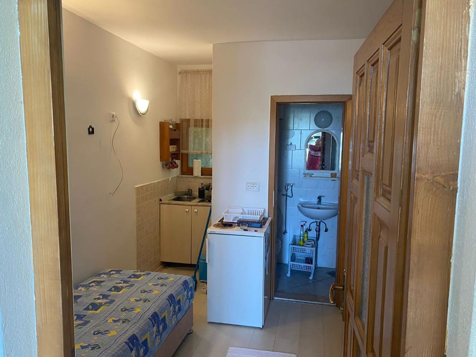 Bed, Kitchen or kitchenette