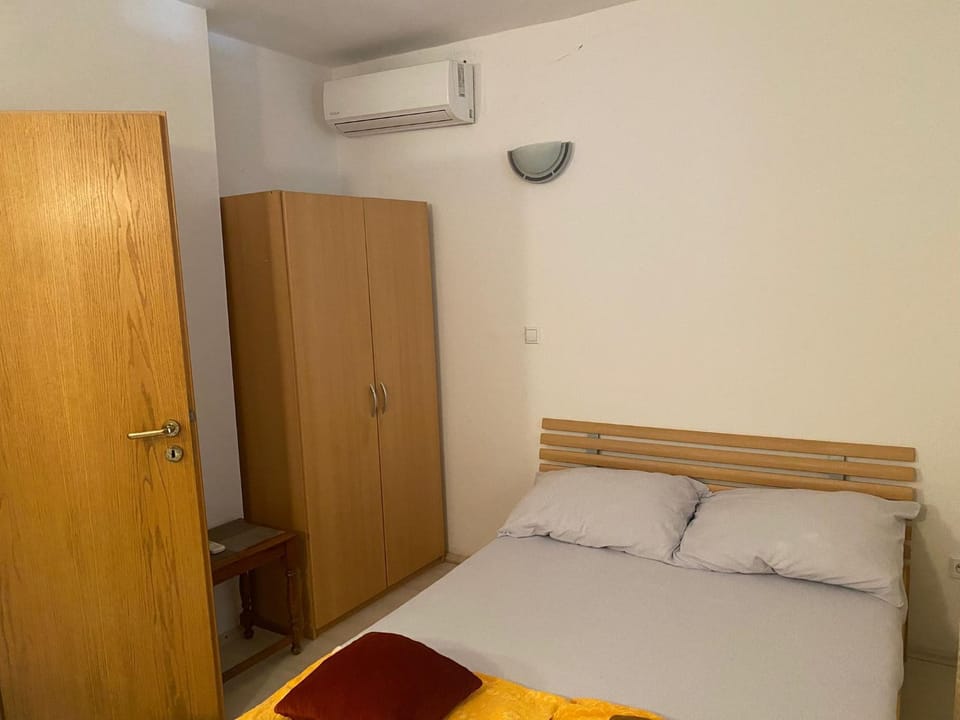 Bed, Photo of the whole room, Bedroom, wardrobe, air conditioner