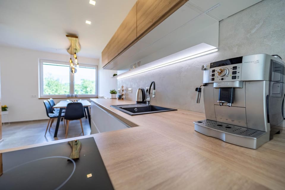 Coffee/tea facilities, Kitchen or kitchenette, Kitchen or kitchenette, Dining area