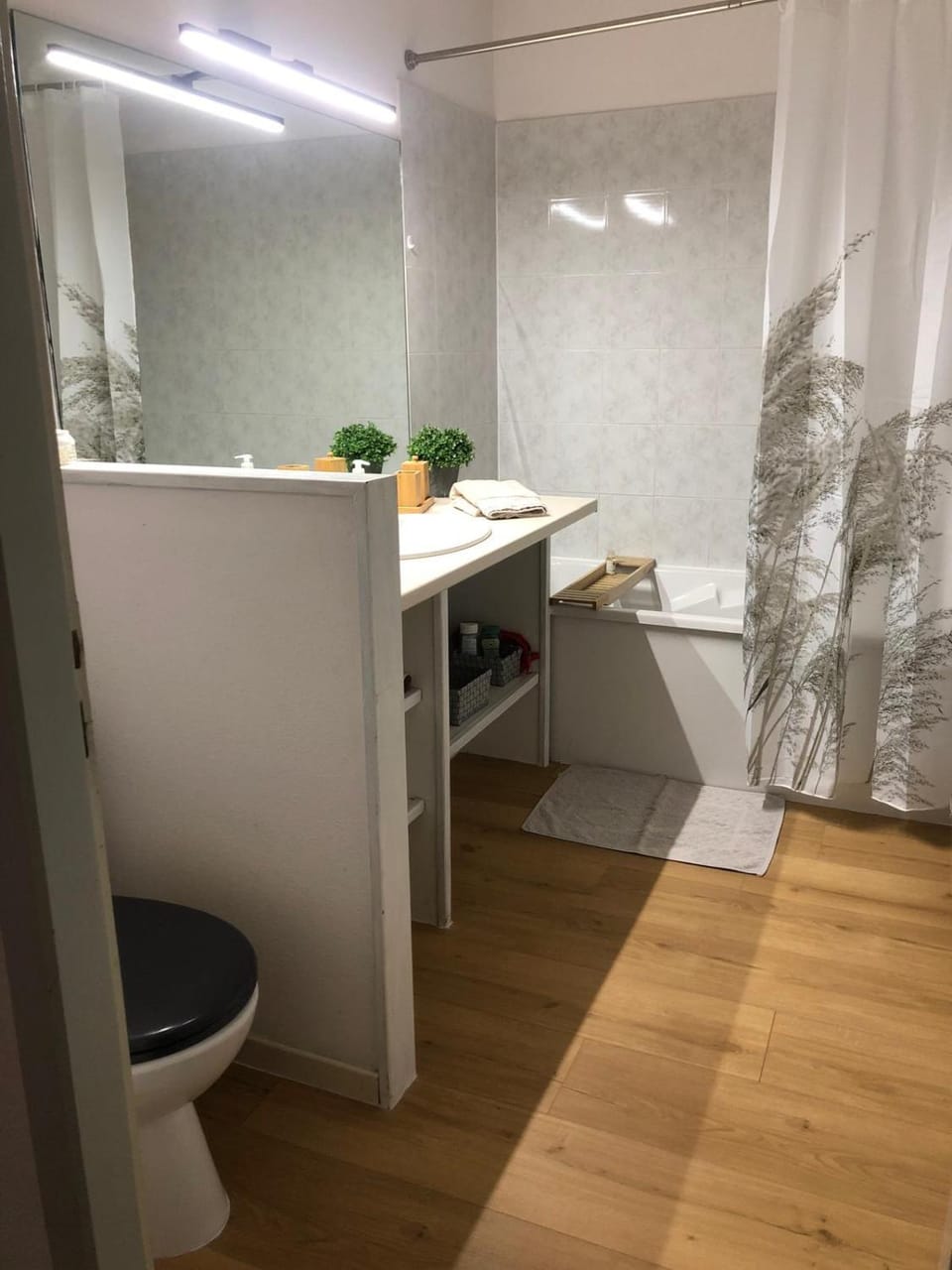 Appartement BELLO , ruelle au cœur de ville, arrivée en autonomie Apartment in Jura