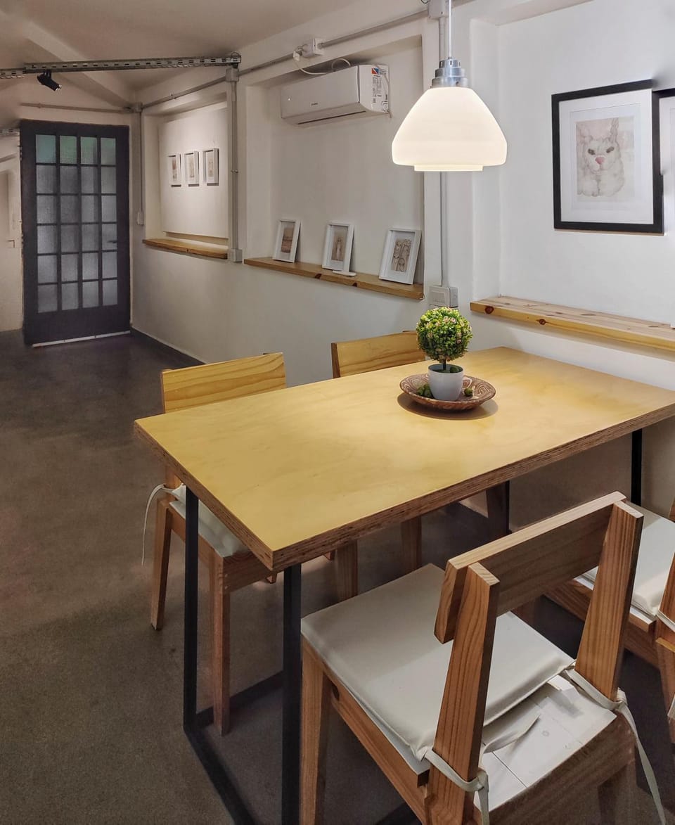 Seating area, Dining area