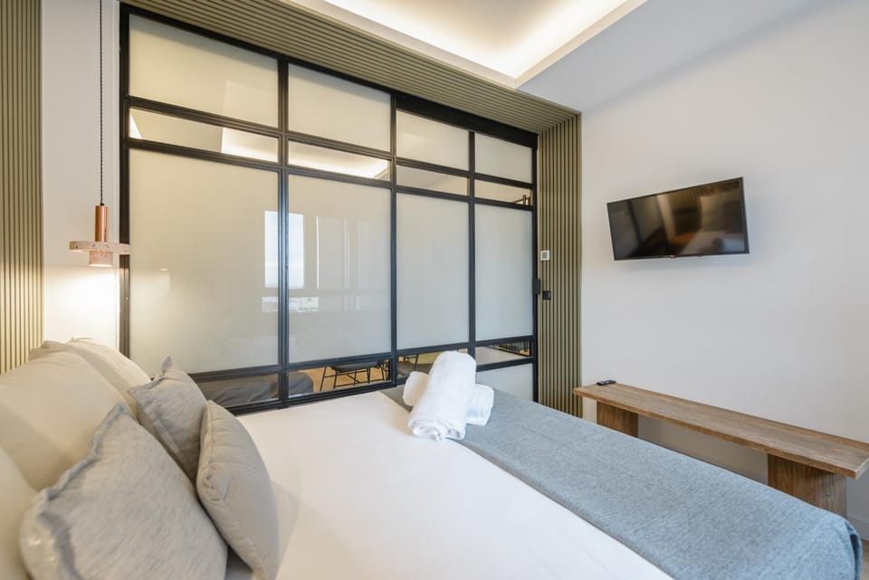Bed, TV and multimedia, Photo of the whole room, Bedroom