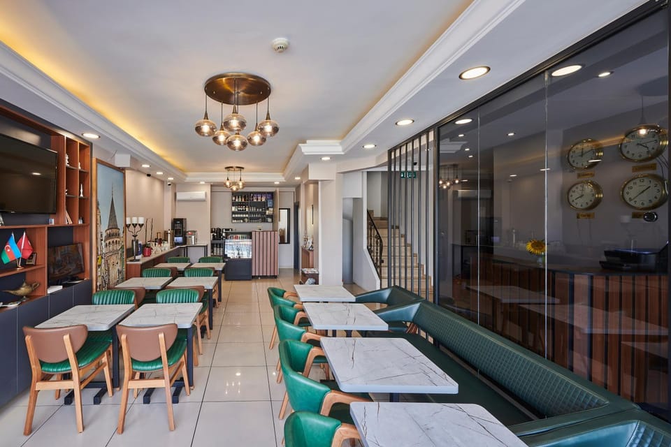 Restaurant/places to eat, Communal lounge/ TV room, Coffee/tea facilities, Food and drinks, Banquet/Function facilities, Breakfast, Drinks, Non alcoholic drinks