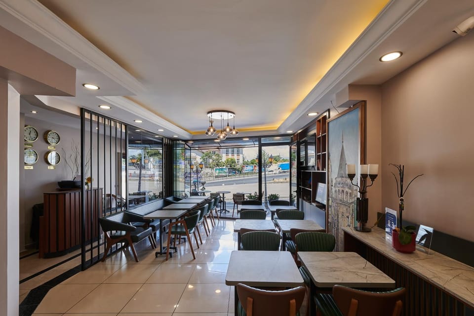 Restaurant/places to eat, Communal lounge/ TV room, Coffee/tea facilities, Food and drinks, Banquet/Function facilities, Breakfast, Drinks, Non alcoholic drinks