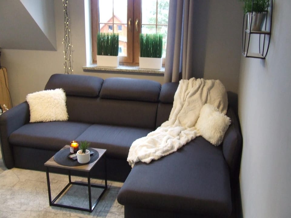 Bed, Living room, Decorative detail, Seating area