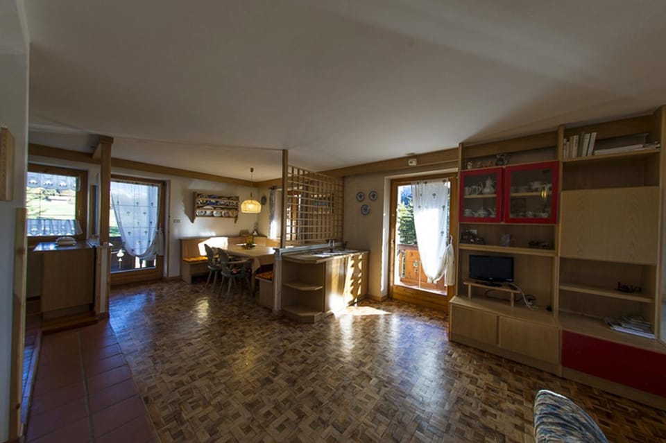 Day, Dining area