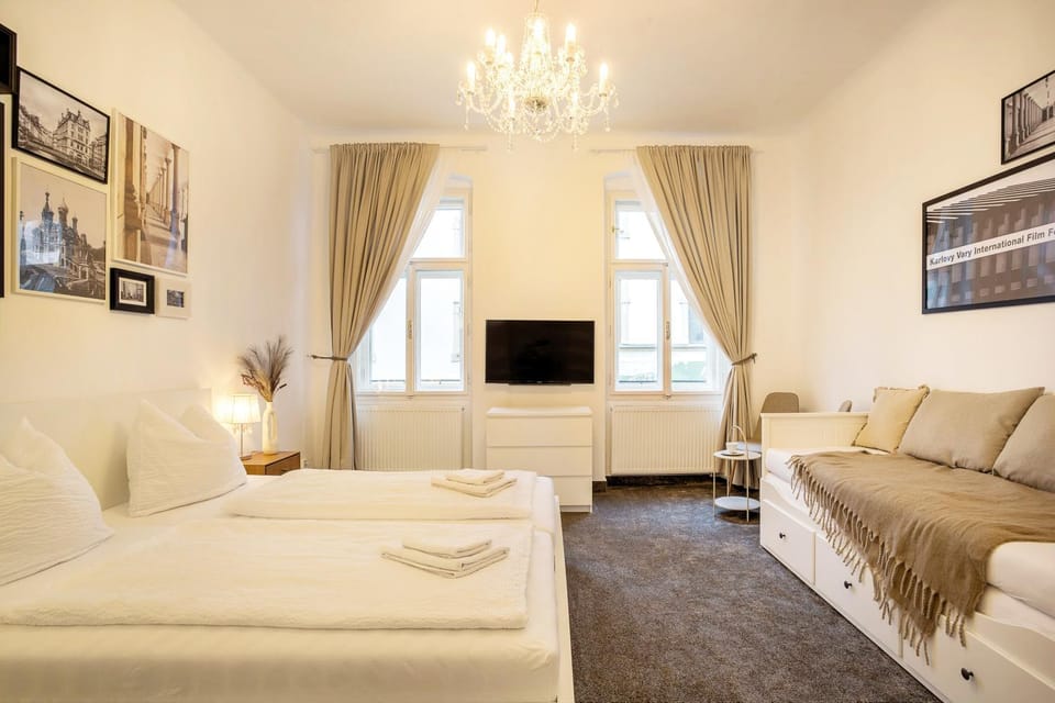 Bed, TV and multimedia, Living room, Photo of the whole room, Seating area, Bedroom, towels